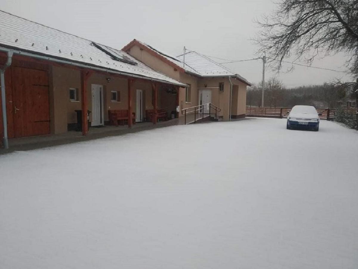 Okerka Vendeghaz Apartment Csesztreg Bagian luar foto